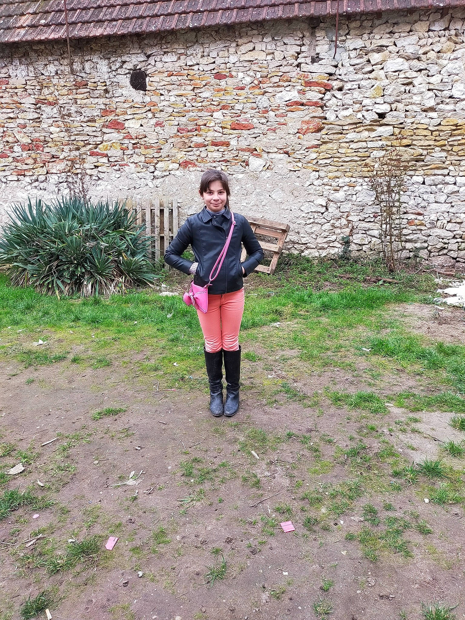 Léa a rejoint le concours — aidez-le/la à gagner de superbes lots ! brick, brickwork, cobblestone, coquelicot, fun, grass, grassland, joy, landscape, leisure, people_in_nature, person, plant, recreation, shadow, shrub, soil, stone_wall, trail, tree