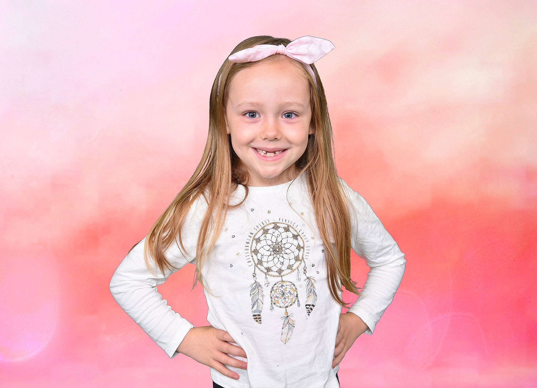 Lilou participe au concours pour gagner de l'argent avec cette photo : eye, flash_photography, fun, gesture, hair, happy, human_body, iris, joy, lip, long_hair, magenta, neck, organ, people_in_nature, person, pink, shoulder, skin, sleeve