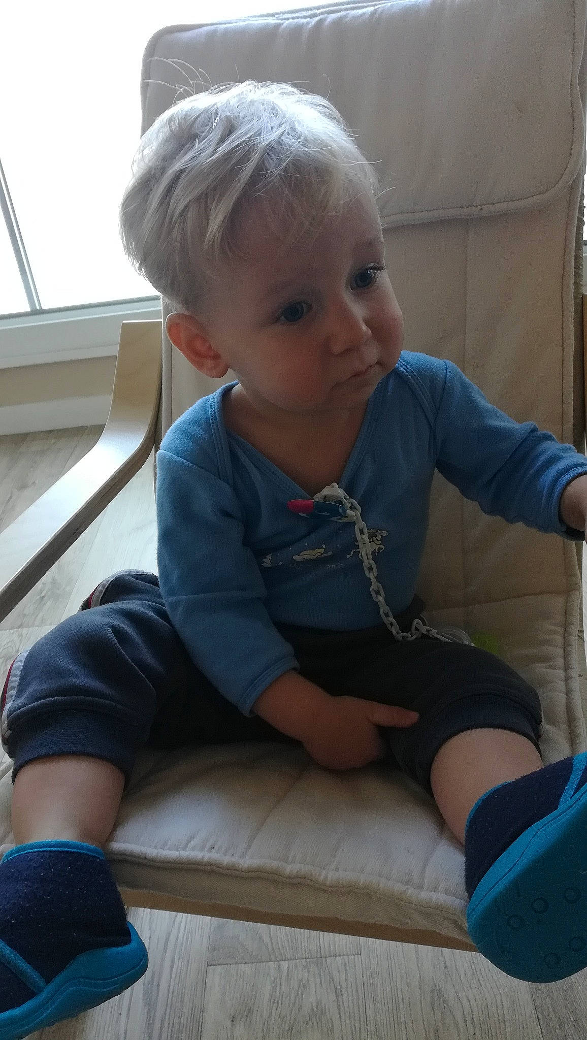 Noah participe au concours pour gagner de l'argent avec cette photo : arm, baby_products, blue, boy, child, day, eye, fun, girl, human_hair_color, infant, iris, leg, person, play, product, sitting, skin, standing, textile