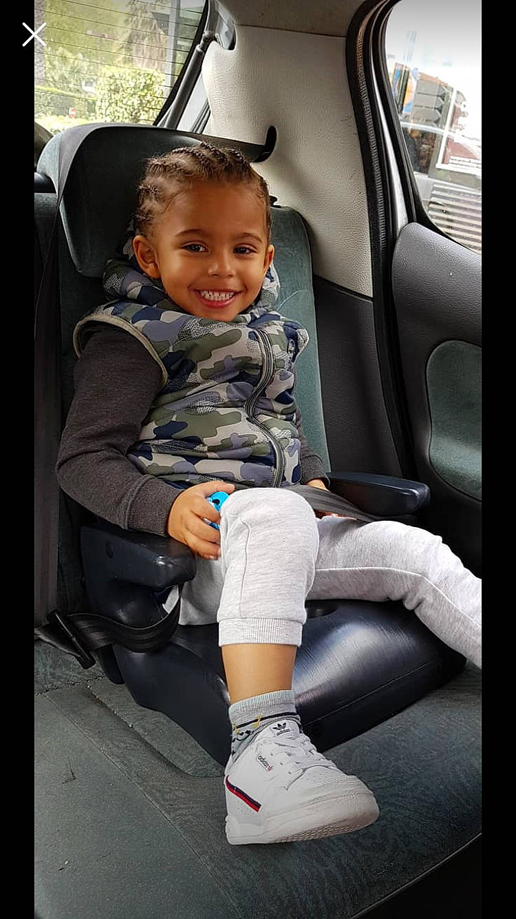 Sayan a rejoint le concours — aidez-le/la à gagner de superbes lots ! auto_part, baby_carriage, baby_in_car_seat, baby_products, car_seat, child, family_car, joy, person, product, shoe, sitting, toddler