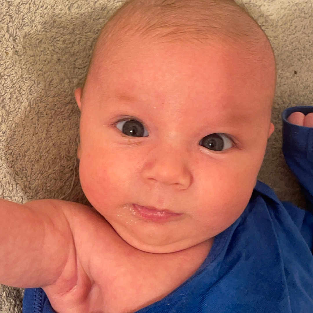 Gabriel a rejoint le concours — aidez-le/la à gagner de superbes lots ! baby, blanket, bodypart, clothing, face, finger, frown, hand, happy, head, mouth, newborn, pants, person, photography, portrait, selfie, smile, t_shirt, towel