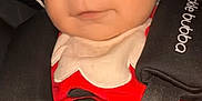 Emilio a rejoint le concours — aidez-le/la à gagner de superbes lots ! baby, black_straps, button, car_seat, child, closeup, collar, cute, face, hat, indoor, infant, knit_hat, person, portrait, red_clothing, seatbelt, smile, winter_clothing, young_child