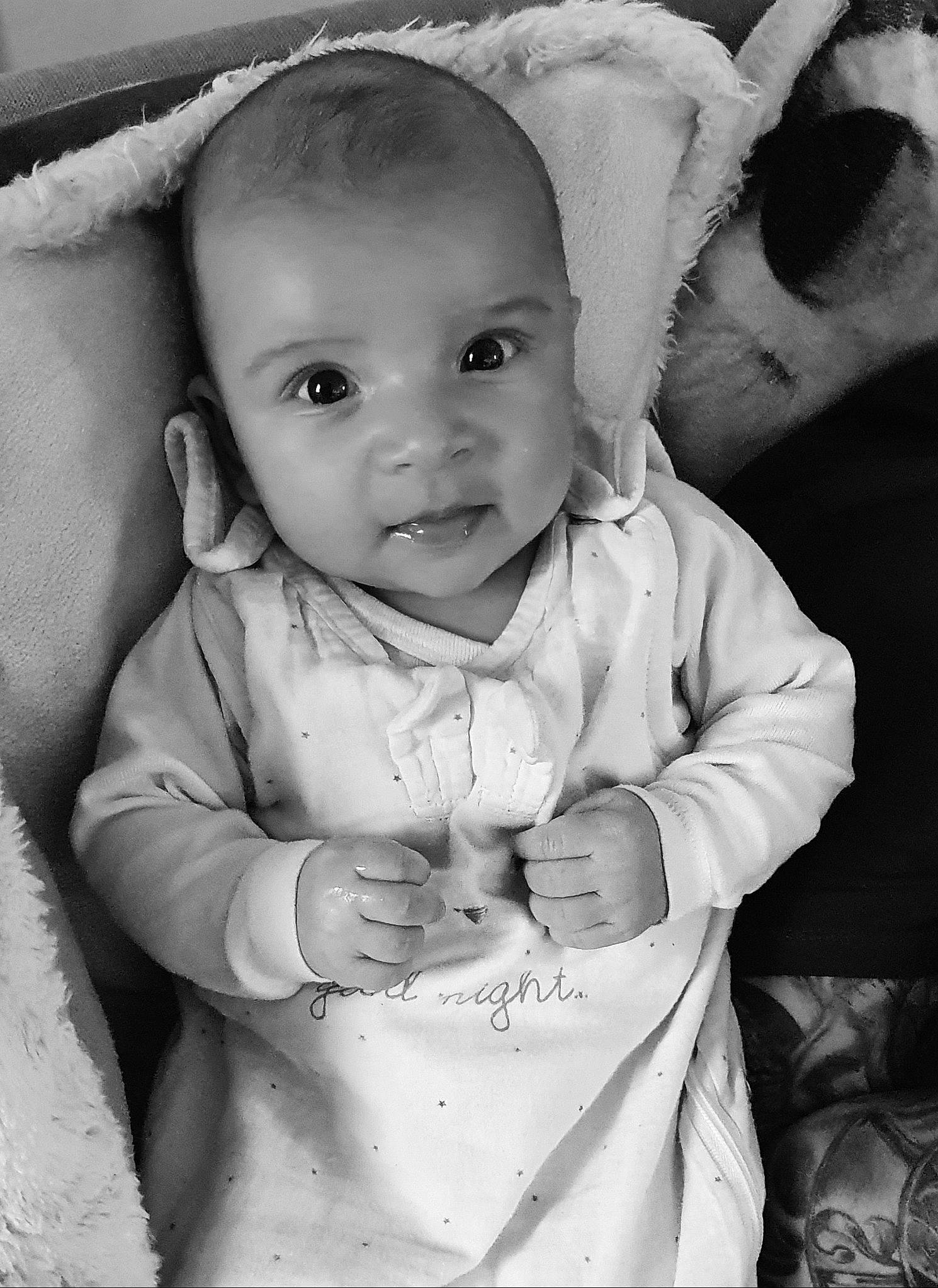 Kenann a rejoint le concours — aidez-le/la à gagner de superbes lots ! baby, black, black_and_white, cheek, child, eye, face, head, lip, monochrome, monochrome_photography, people, person, photograph, photography, product, skin, smile, snapshot, toddler