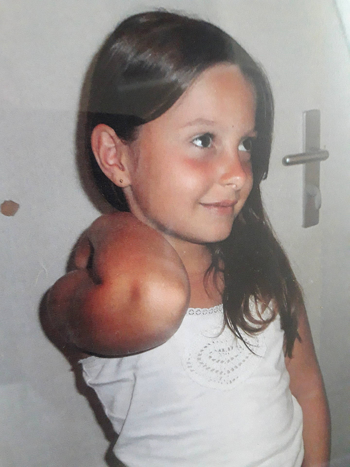 Lindsey a rejoint le concours — aidez-le/la à gagner de superbes lots ! arm, brown_hair, cheek, child, chin, ear, eyebrow, forehead, girl, hair, hair_coloring, hairstyle, human_hair_color, jaw, joint, long_hair, neck, person, shoulder, smile