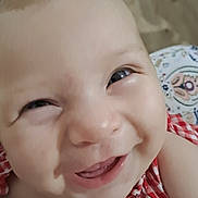 Maelys a rejoint le concours — aidez-le/la à gagner de superbes lots ! baby, baby_clothes, cheeks, child, close_up, cute, expression, eyes, face, happy, head, indoors, infant, mouth, person, portrait, red_checkered_clothing, skin, smiling, young