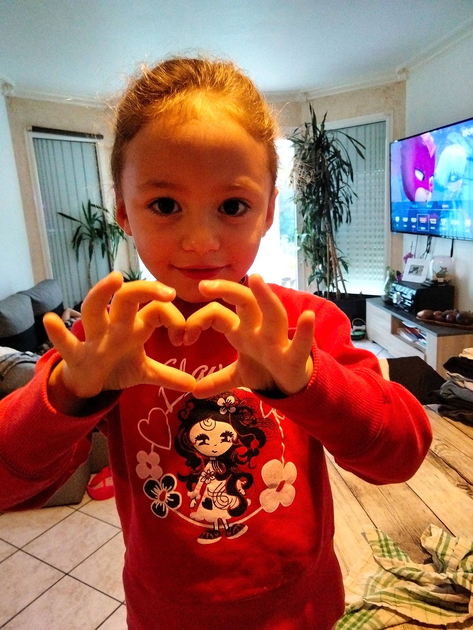 Bertho Olivia participe au concours pour gagner de l'argent avec cette photo : baby_toddler_clothing, child, comfort_food, display_device, eating, finger, fun, gesture, holiday, home_appliance, houseplant, junk_food, nail, person, plant, play, sleeve, t_shirt, television, thumb