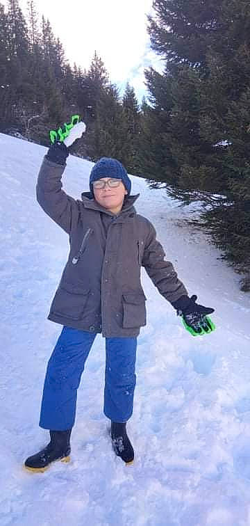 Bradley participe au concours pour gagner de l'argent avec cette photo : boot, electric_blue, freezing, fun, fur, geological_phenomenon, gesture, glacial_landform, glove, headwear, ice_cap, jacket, leisure, outdoor_recreation, person, plant, recreation, slope, snow, tree