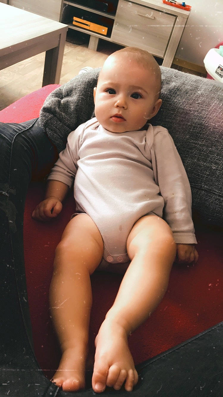 Flora a rejoint le concours — aidez-le/la à gagner de superbes lots ! arm, baby, cheek, child, face, head, leg, person, sitting, skin, smile, thigh, toddler