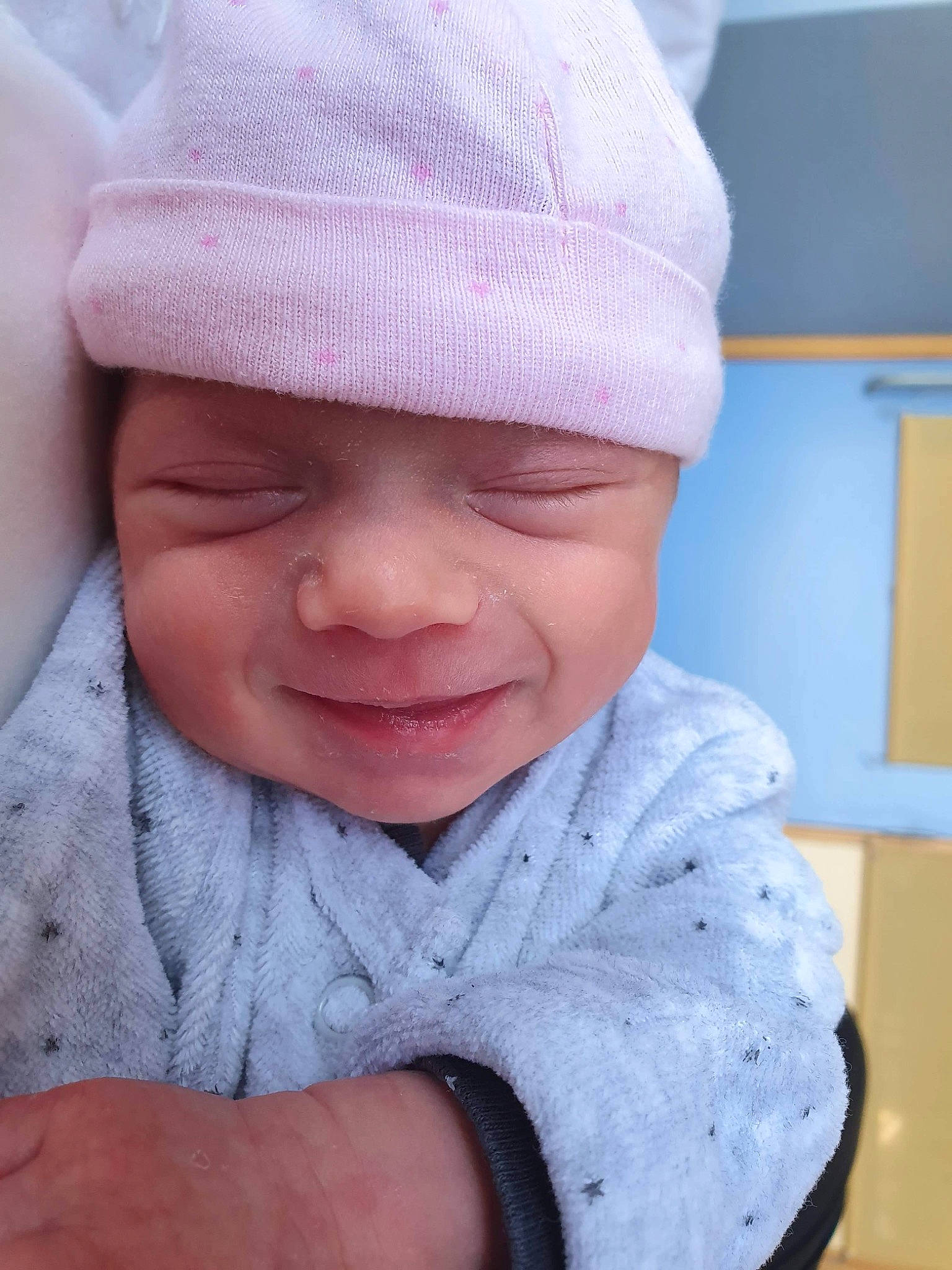 Flora participe au concours pour gagner de l'argent avec cette photo : baby, beanie, bonnet, cap, cheek, child, chin, face, hand, head, headgear, joy, knit_cap, knitting, lip, nose, person, pink, skin, smile