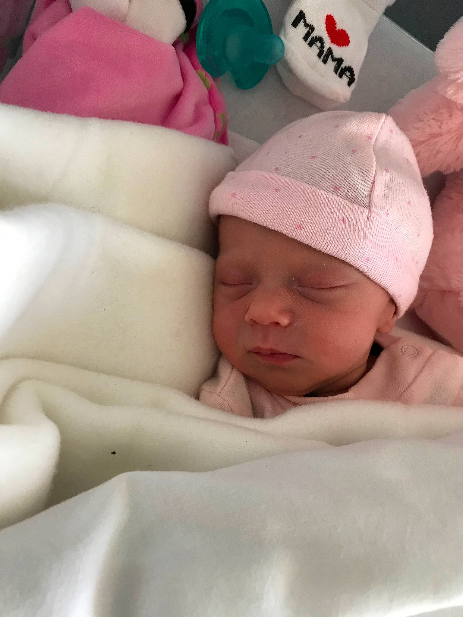 Flora a rejoint le concours — aidez-le/la à gagner de superbes lots ! baby, birth, child, headwear, nap, person, pink, skin, sleep, toddler