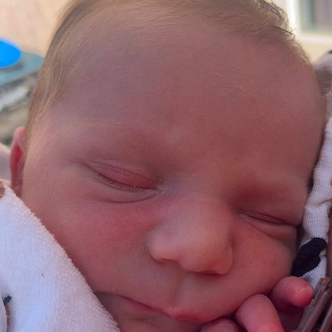 Noah a rejoint le concours — aidez-le/la à gagner de superbes lots ! baby, blanket, closeup, cozy, cute, face, fingers, hair, hand, infant, natural_light, newborn, peaceful, portrait, resting, skin, sleeping, soft, toddler, wrapped