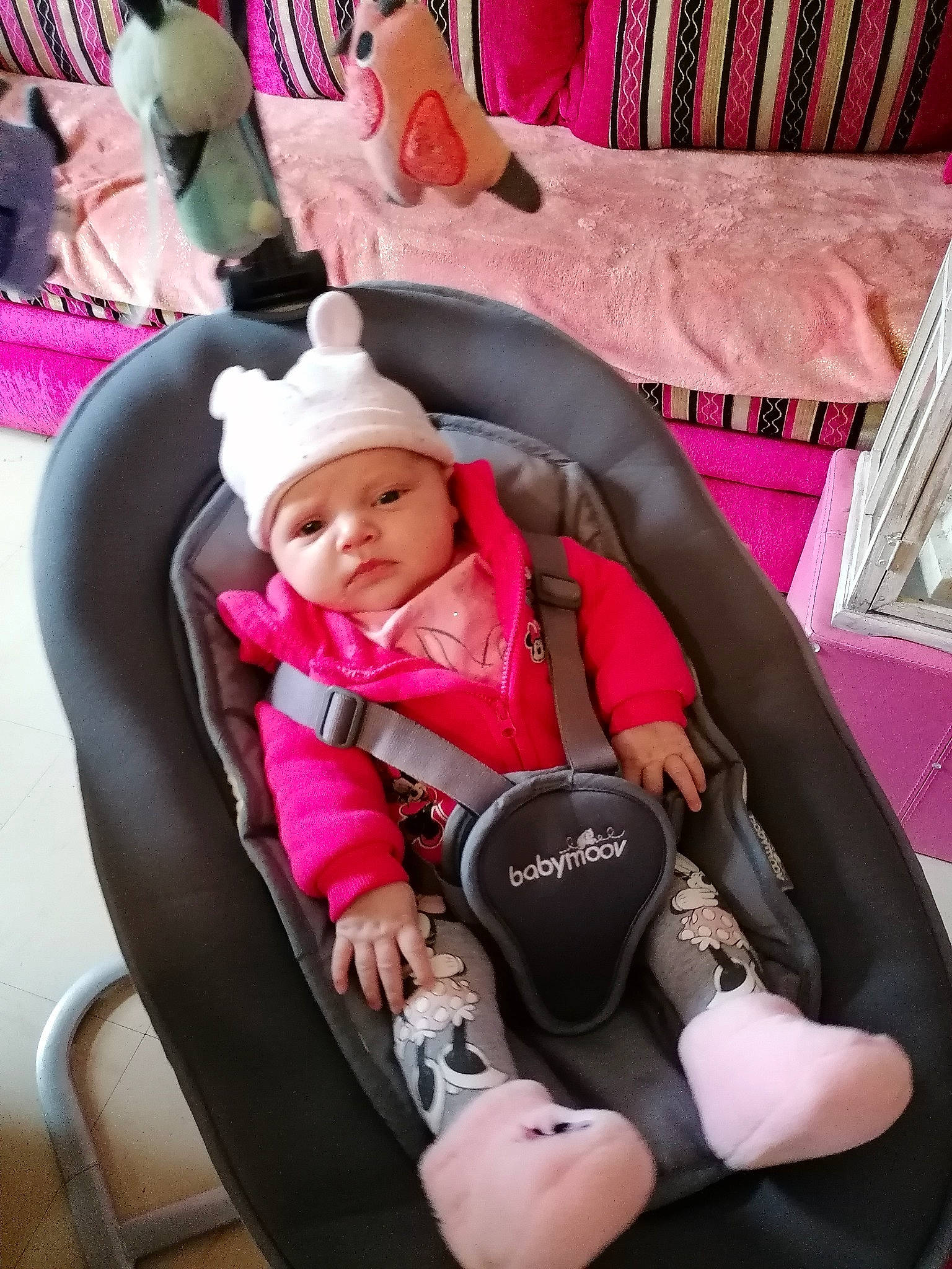 Mïa a rejoint le concours — aidez-le/la à gagner de superbes lots ! auto_part, automotive_design, baby, baby_carriage, baby_products, baby_toddler_clothing, car_seat, child, comfort, event, fun, headwear, lap, magenta, motor_vehicle, person, pink, red, sitting, skin