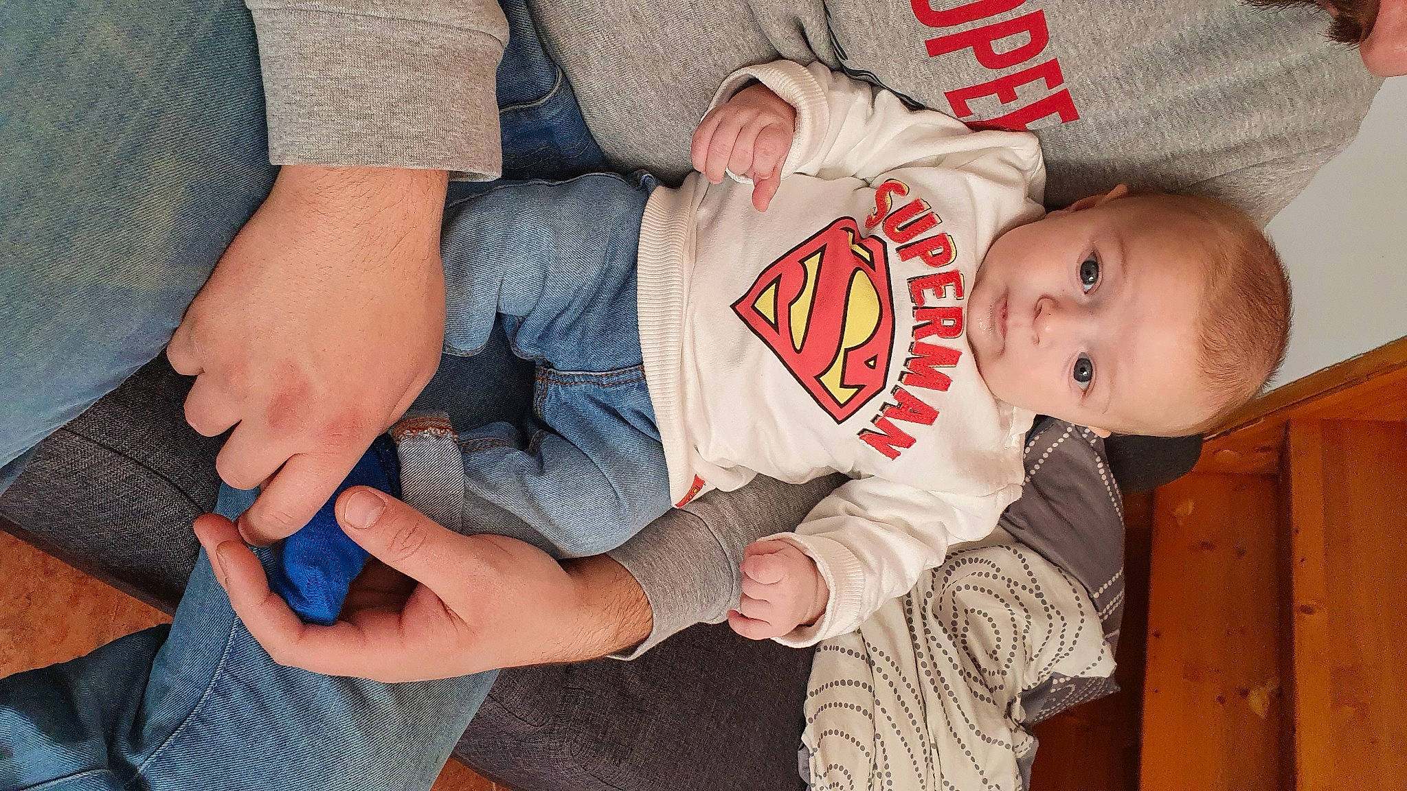 Rafael a rejoint le concours — aidez-le/la à gagner de superbes lots ! baby_toddler_clothing, comfort, elbow, finger, foot, gesture, hand, human_body, human_leg, joint, knee, lap, leg, people, person, sitting, sleeve, thigh, thumb, toddler