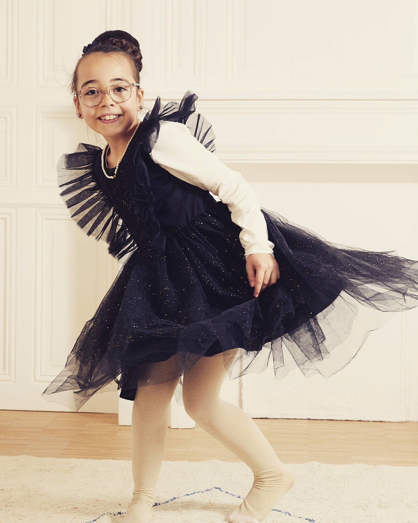 Manon participe au concours pour gagner de l'argent avec cette photo : black_hair, day_dress, fashion_design, fashion_model, flash_photography, formal_wear, happy, joint, joy, knee, leg, long_hair, neck, one_piece_garment, person, shoulder, sleeve, smile, street_fashion, thigh