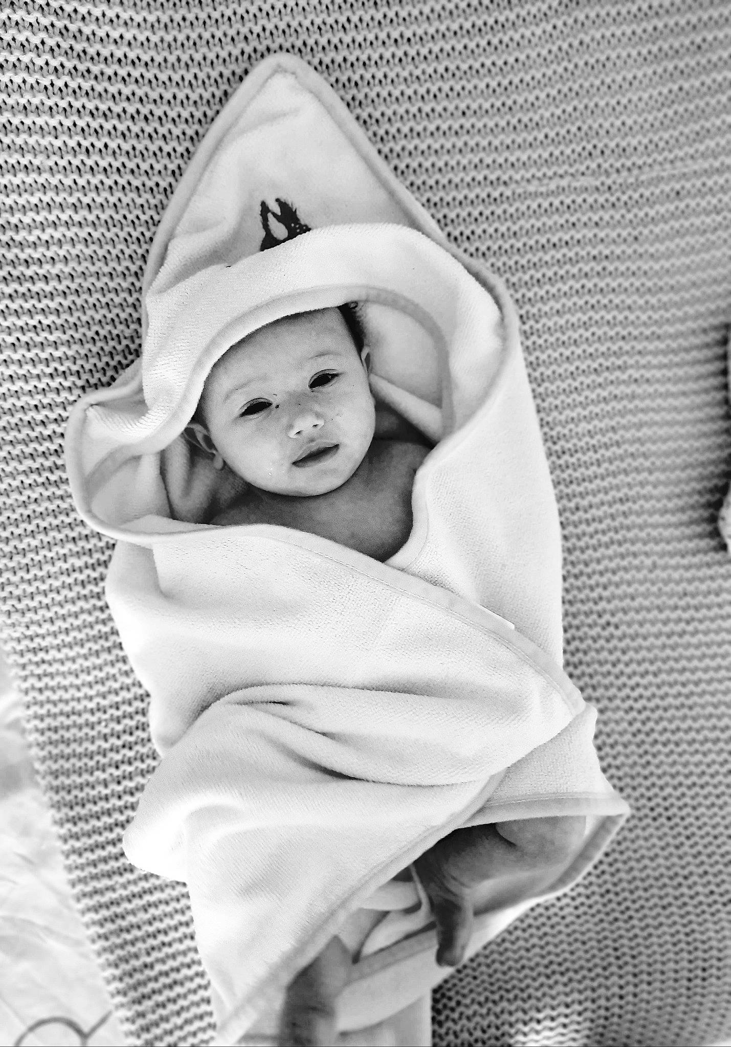 Tess participe au concours pour gagner de l'argent avec cette photo : baby, baby_products, baby_sleeping, baby_toddler_clothing, bedtime, black_and_white, child, comfort, happy, headwear, linens, monochrome, monochrome_photography, nap, pattern, person, portrait_photography, room, sitting, sleep
