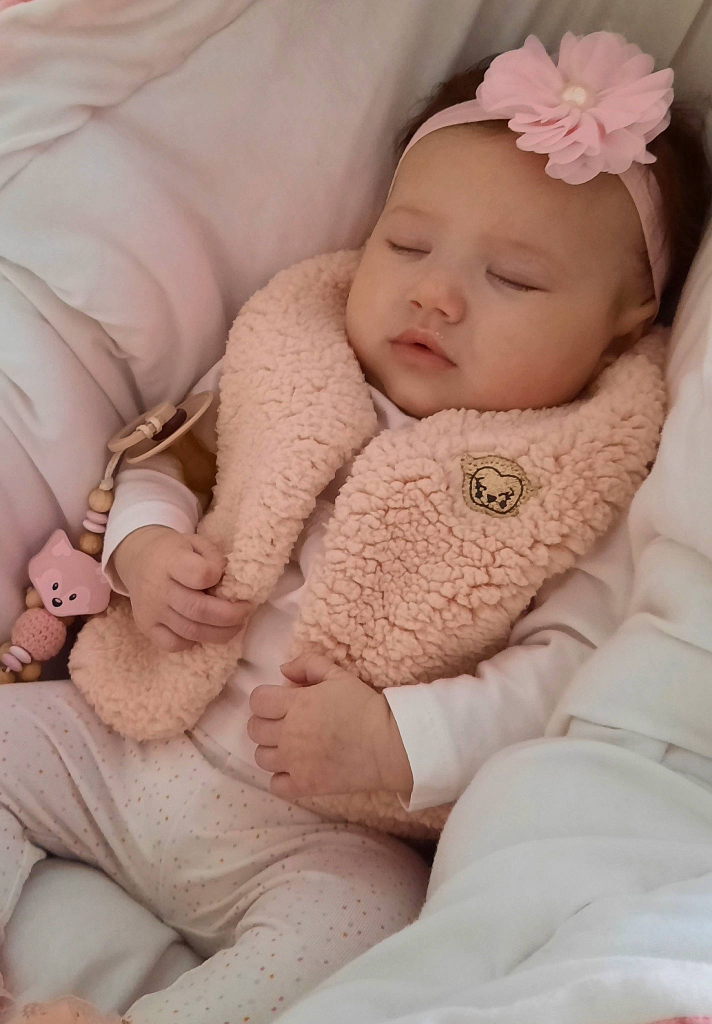 Tess a rejoint le concours — aidez-le/la à gagner de superbes lots ! arm, baby, baby_sleeping, baby_toddler_clothing, cheek, child, comfort, flower, hand, head, headband, headgear, headwear, jewellery, linens, pattern, person, petal, pink, skin