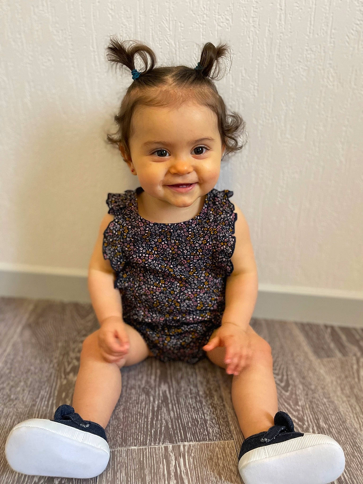 Klara a rejoint le concours — aidez-le/la à gagner de superbes lots ! arm, baby_toddler_clothing, cheek, dress, eye, face, flash_photography, hair, happy, head, iris, joint, joy, neck, person, shoulder, skin, sleeve, smile, thigh