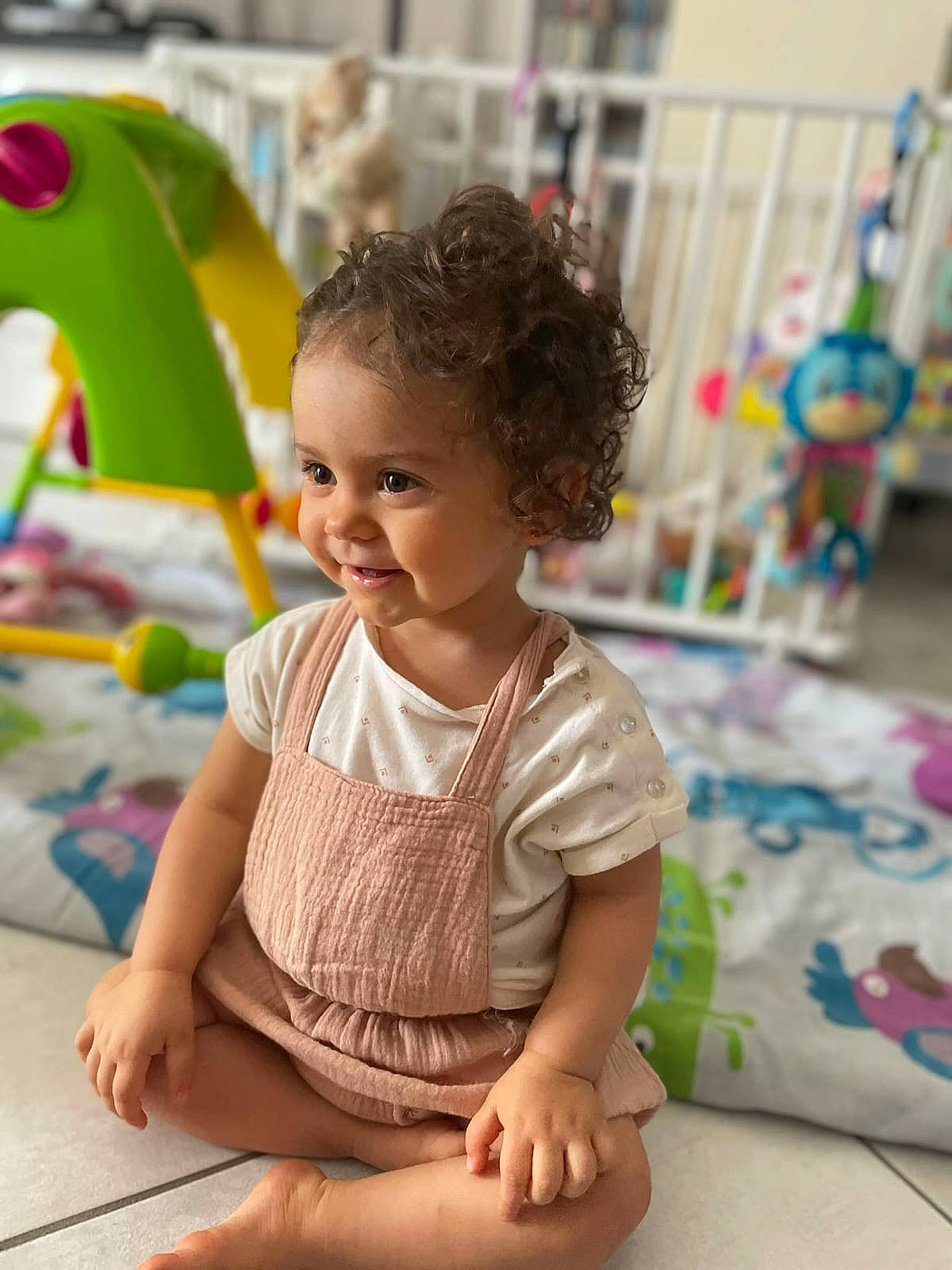 Klara participe au concours pour gagner de l'argent avec cette photo : baby, baby_toddler_clothing, cheek, child, flooring, fun, green, hairstyle, happy, iris, leisure, person, play, room, sitting, skin, smile, summer, toddler, vacation