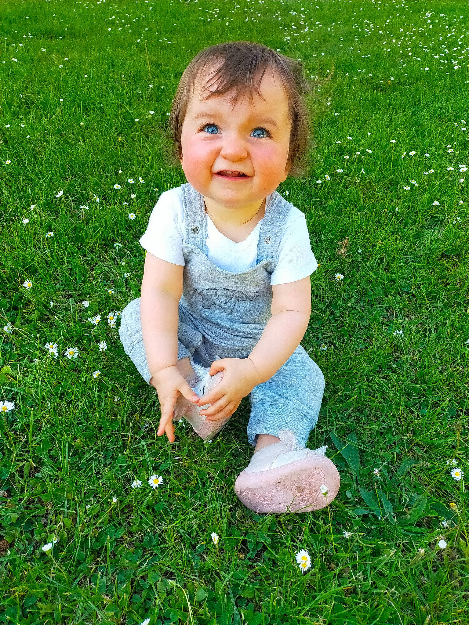 Ludivine participe au concours pour gagner de l'argent avec cette photo : baby, baby_toddler_clothing, botany, fun, grass, grassland, green, groundcover, happy, joy, leaf, mammal, meadow, natural_environment, nature, people_in_nature, person, petal, plant, smile