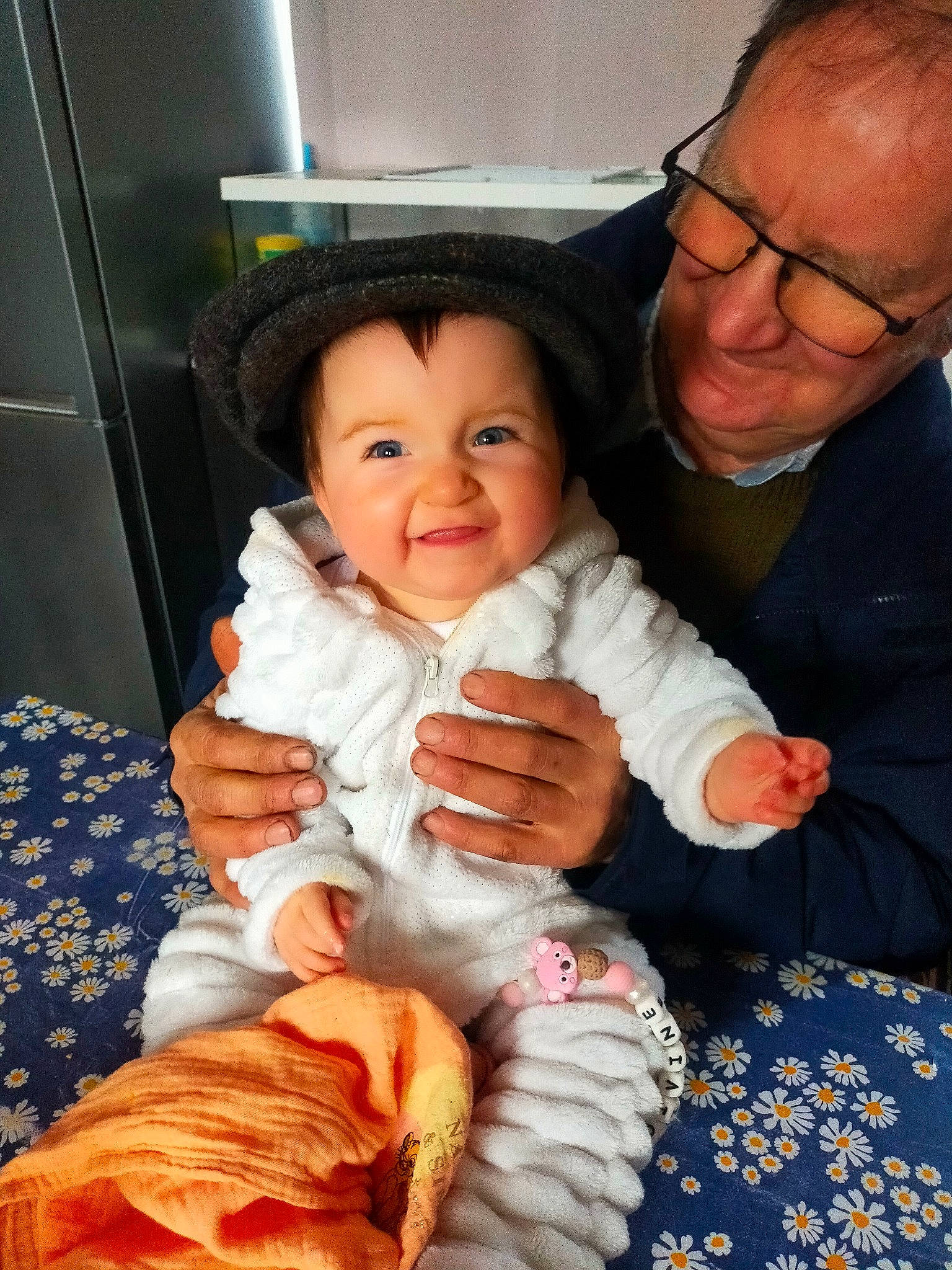 Ludivine a rejoint le concours — aidez-le/la à gagner de superbes lots ! baby, baby_toddler_clothing, cheek, child, comfort, event, eye, face, facial_expression, fun, gesture, glasses, happy, head, headwear, iris, joy, lap, person, skin