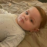 Victor participe au concours pour gagner de l'argent avec cette photo : baby, child, infant, bed, blanket, onesie, cloud_pattern, face, laying_down, indoor, person, cute, soft_lighting, home, cozy, sleepwear, young, portrait, calm, resting