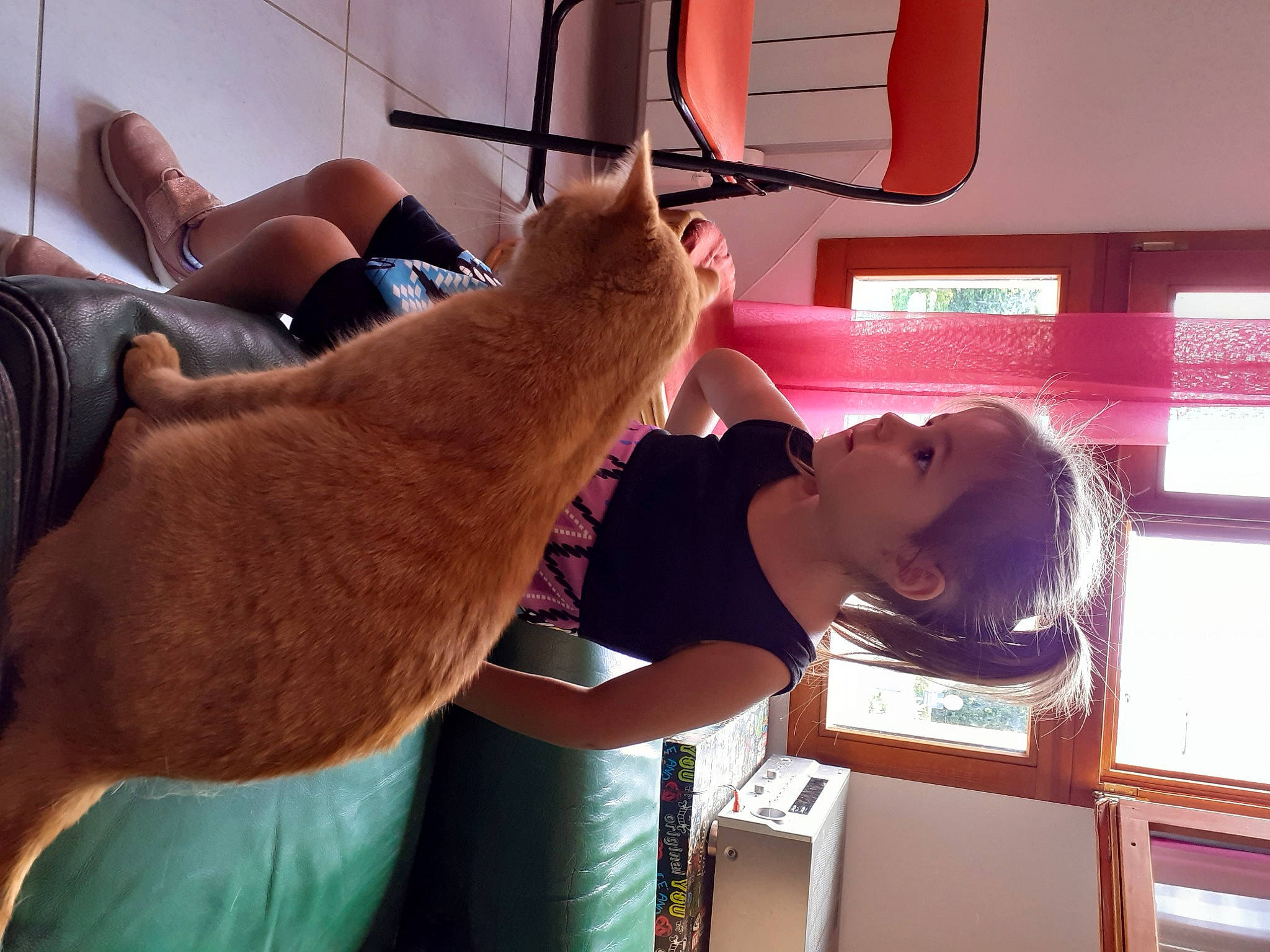 Elise participe au concours pour gagner de l'argent avec cette photo : hand, person