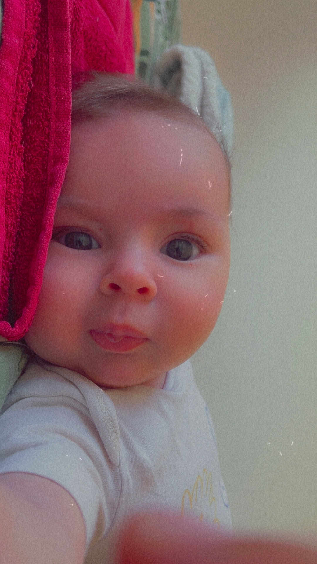 Ayden participe au concours pour gagner de l'argent avec cette photo : baby, child, face, selfie, indoor, towel, curious, closeup, skin, eyes, mouth, clothing, infant, person, head, expression, cute, portrait, young, playful