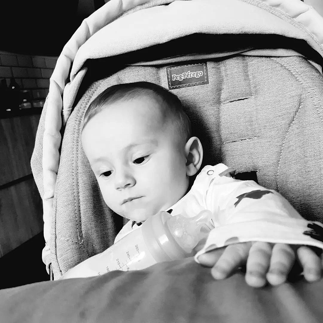 Noah a rejoint le concours — aidez-le/la à gagner de superbes lots ! baby, baby_toddler_clothing, beauty, black_and_white, cheek, child, comfort, eye, facial_expression, flash_photography, hairstyle, happy, iris, monochrome_photography, mouth, person, product, sitting, skin, style
