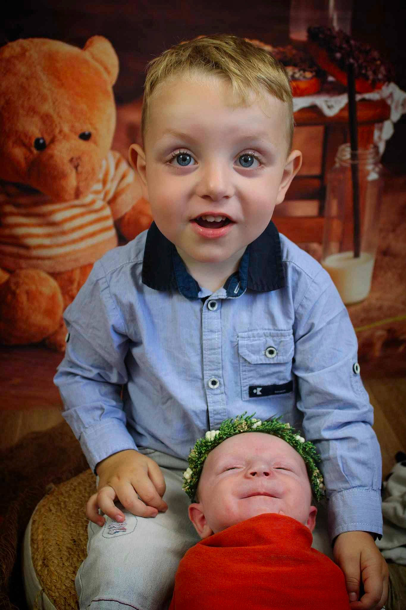 Vanina participe au concours pour gagner de l'argent avec cette photo : cheek, chin, eye, face, facial_expression, flash_photography, happy, head, human, iris, mouth, nose, orange, organ, person, red, skin, smile, standing, toddler