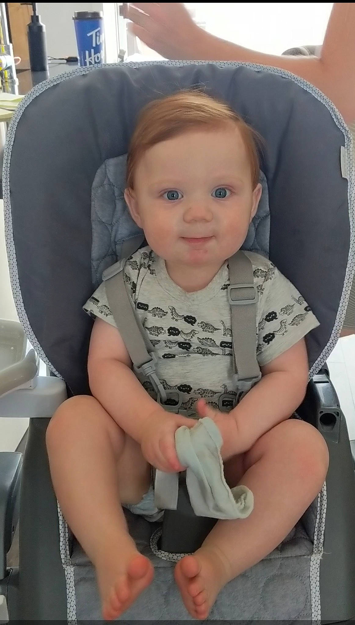 Théo participe au concours pour gagner de l'argent avec cette photo : baby, baby_carriage, baby_in_car_seat, baby_products, car_seat, child, leg, person, product, sitting, toddler