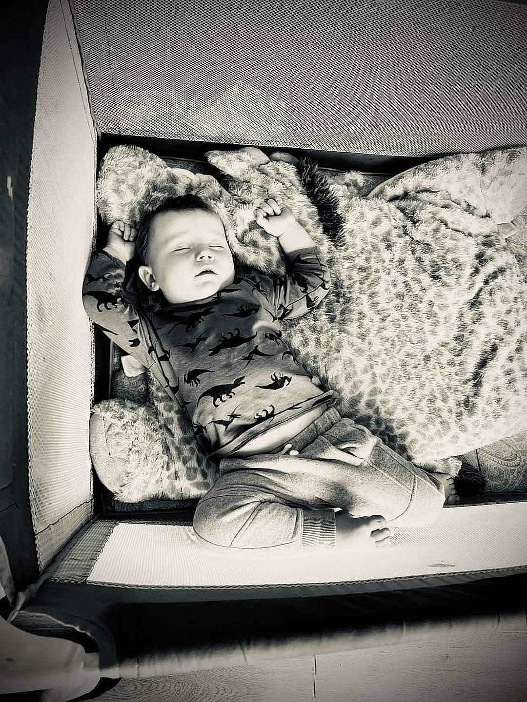 Liam participe au concours pour gagner de l'argent avec cette photo : bedtime, black_and_white, child, comfort, darkness, elbow, flash_photography, fun, human_body, human_leg, monochrome, monochrome_photography, nap, pattern, person, room, sitting, sleep, still_life_photography, tints_and_shades