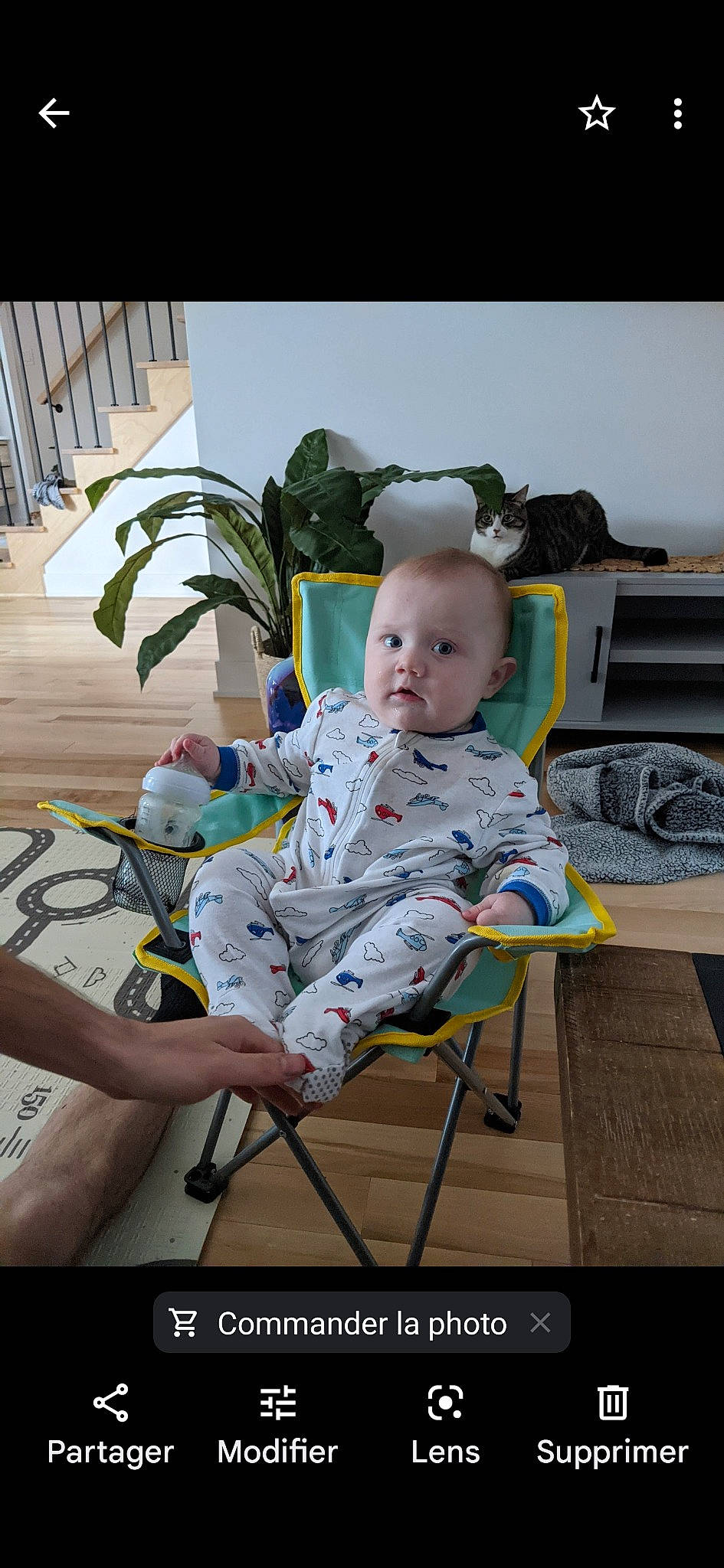 Liam a rejoint le concours — aidez-le/la à gagner de superbes lots ! baby, baby_products, baby_toddler_clothing, chair, child, comfort, flooring, flowerpot, fun, houseplant, leisure, person, plant, room, sitting, t_shirt, toddler, vacation, window, wood