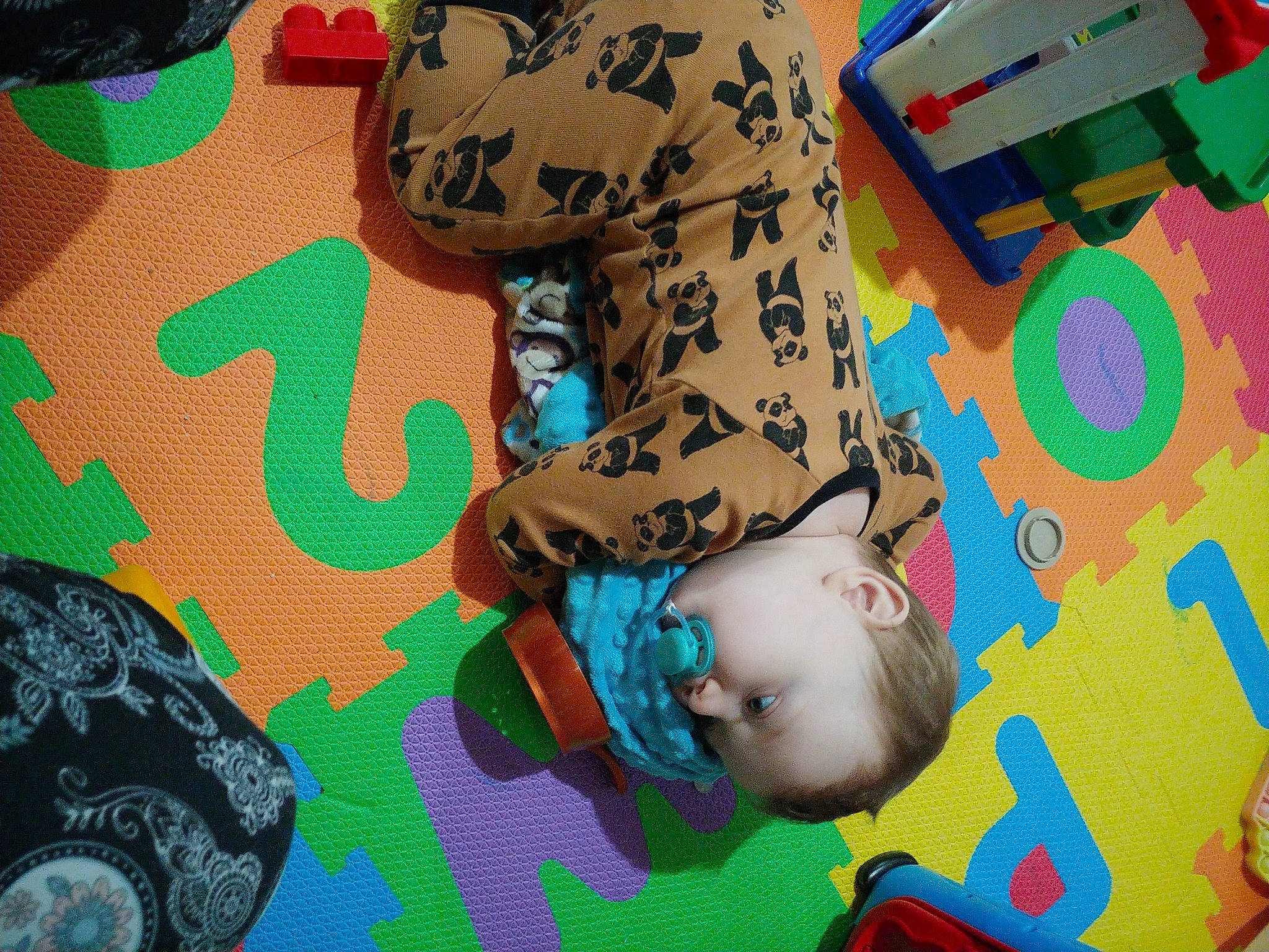 Liam participe au concours pour gagner de l'argent avec cette photo : art, baby, baby_products, baby_toddler_clothing, baby_toys, child, flooring, fun, green, happy, leisure, linens, pattern, person, play, playmat, room, sitting, textile, toddler