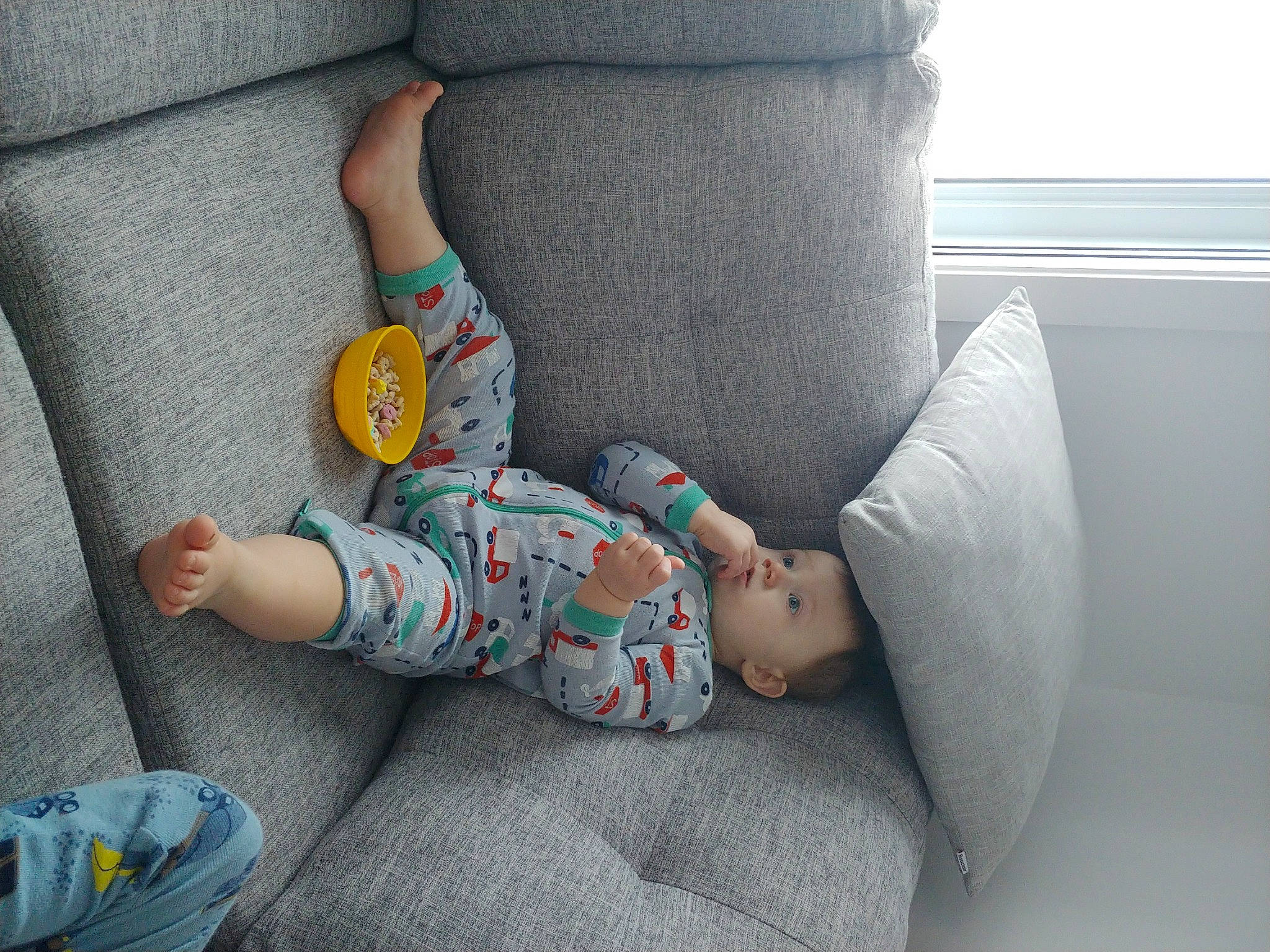 Liam a rejoint le concours — aidez-le/la à gagner de superbes lots ! arm, baby, baby_sleeping, baby_toddler_clothing, comfort, couch, finger, grey, human_body, joint, knee, leg, linens, mammal, person, sitting, skin, t_shirt, textile, toddler