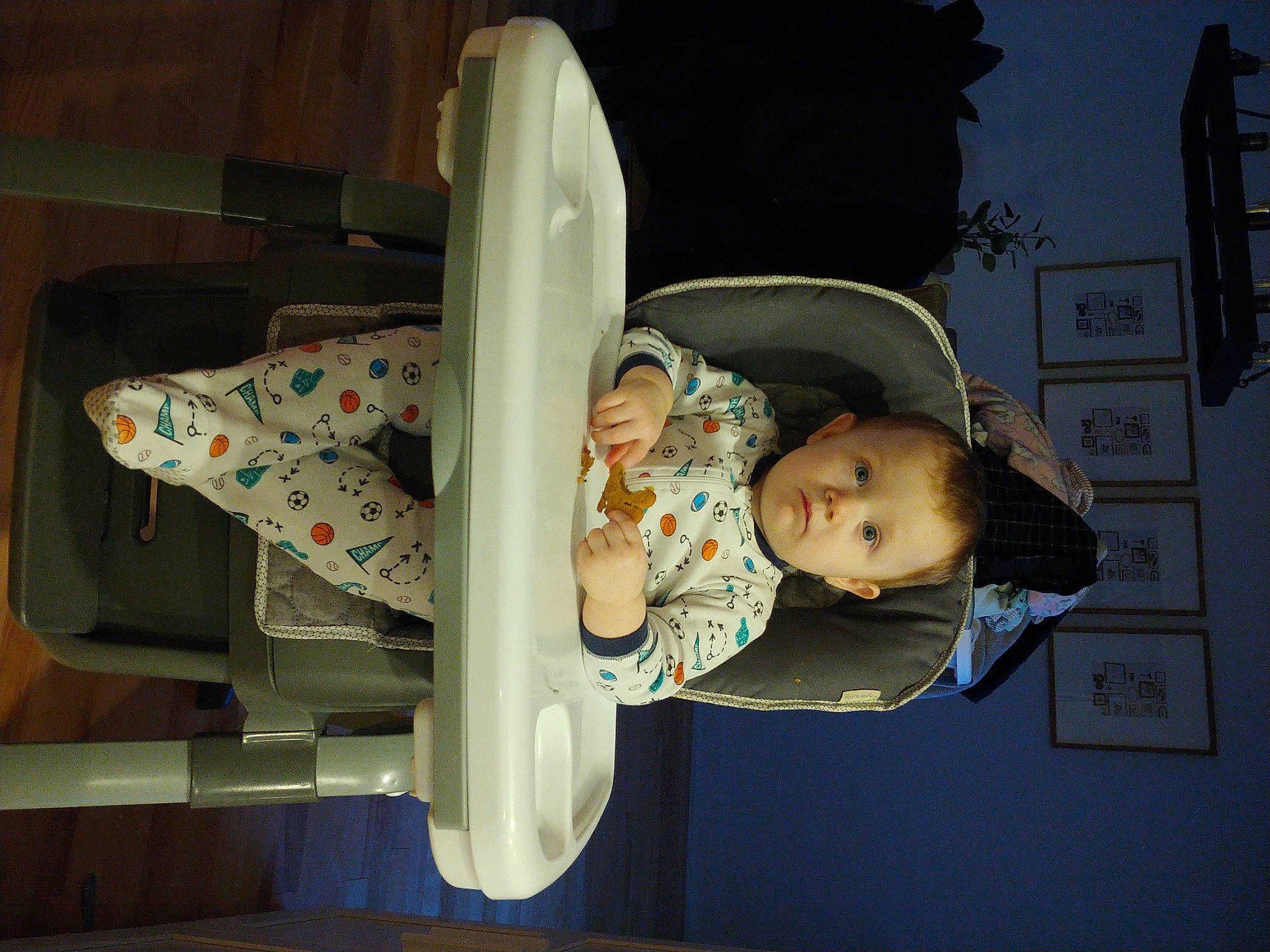 Liam a rejoint le concours — aidez-le/la à gagner de superbes lots ! baby, baby_carriage, baby_products, baby_safety, baby_toddler_clothing, child, comfort, fun, hairstyle, hat, headgear, person, room, sitting, space, toddler