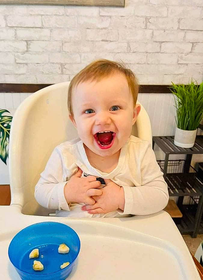 Liam participe au concours pour gagner de l'argent avec cette photo : arm, baby, baby_laughing, baby_playing_with_toys, baby_toddler_clothing, chair, cheek, finger, flowerpot, fun, hairstyle, happy, houseplant, people, person, plant, skin, smile, standing, table