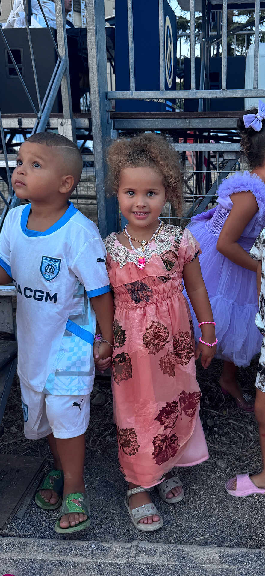 Nour participe au concours pour gagner de l'argent avec cette photo : accessories, adult, boy, bracelet, child, clothing, dress, eveningdress, face, female, footwear, formalwear, girl, jewelry, male, person, sandal, shoe, shorts, woman