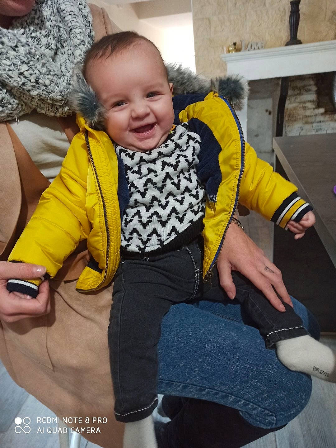 Nino participe au concours pour gagner de l'argent avec cette photo : baby, baby_laughing, baby_products, baby_toddler_clothing, bench, bracelet, child, comfort, happy, joy, lap, laugh, nail, person, sock, thumb, toddler
