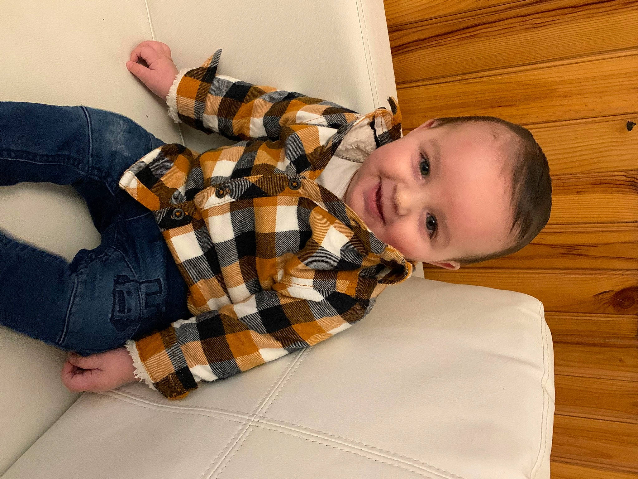 Nino a rejoint le concours — aidez-le/la à gagner de superbes lots ! baby, baby_toddler_clothing, comfort, design, hardwood, joy, leather, linens, pattern, person, plaid, plank, tartan, textile, varnish, wood, wood_flooring, wood_stain