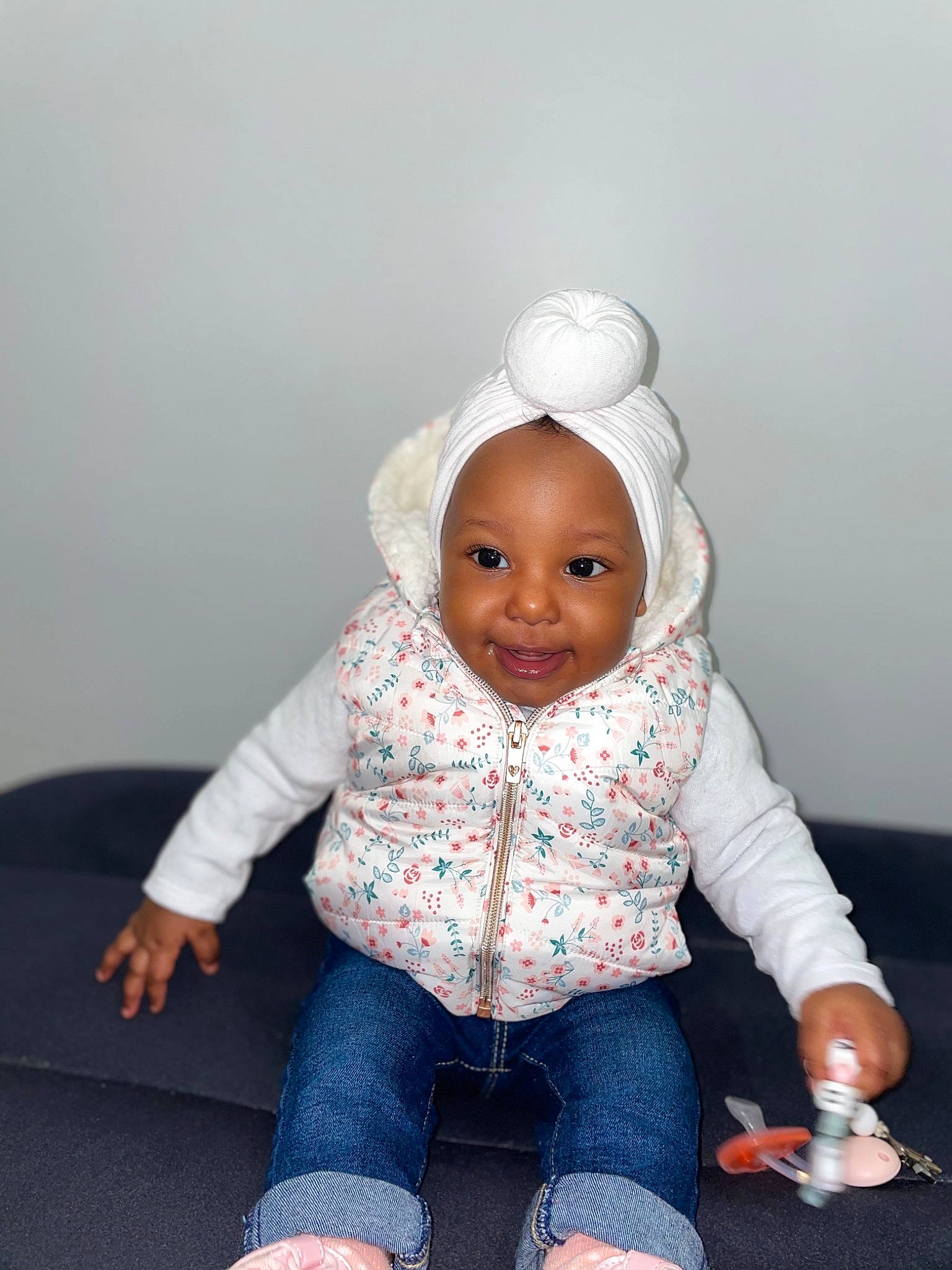 Maylah a rejoint le concours — aidez-le/la à gagner de superbes lots ! baby, baby_toddler_clothing, cap, cheek, child, eye, fashion_accessory, finger, happy, human_body, joy, lip, outerwear, pattern, person, pink, sitting, skin, sleeve, smile