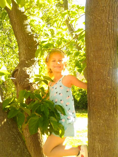Anelia a rejoint le concours — aidez-le/la à gagner de superbes lots ! botany, branch, fawn, green, joy, leaf, light, people_in_nature, person, photography, plant, smile, spring, summer, sunlight, tree, trunk, woody_plant