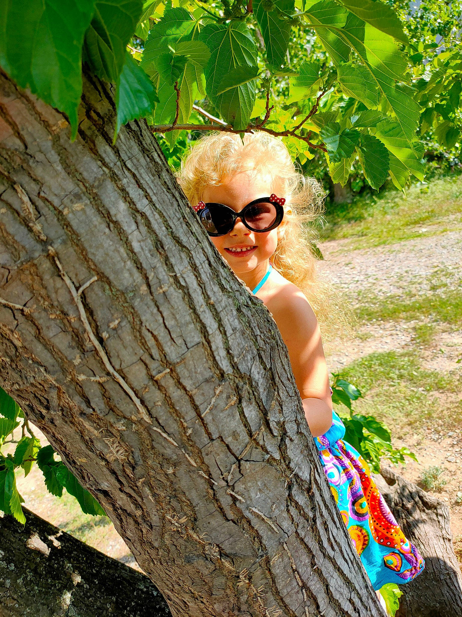 Anelia participe au concours pour gagner de l'argent avec cette photo : blond, branch, eyewear, fawn, glasses, green, joy, leisure, people_in_nature, person, plant, summer, sunglasses, sunlight, tree, trunk, vacation, vision_care, woody_plant