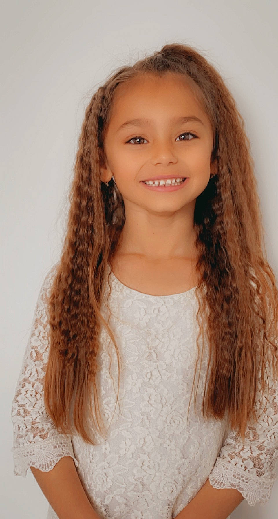 Lola participe au concours pour gagner de l'argent avec cette photo : cheek, chin, eye, eyebrow, eyelash, face, facial_expression, forehead, hair, head, human_body, jaw, joy, lip, neck, nose, outerwear, person, shoulder, skin