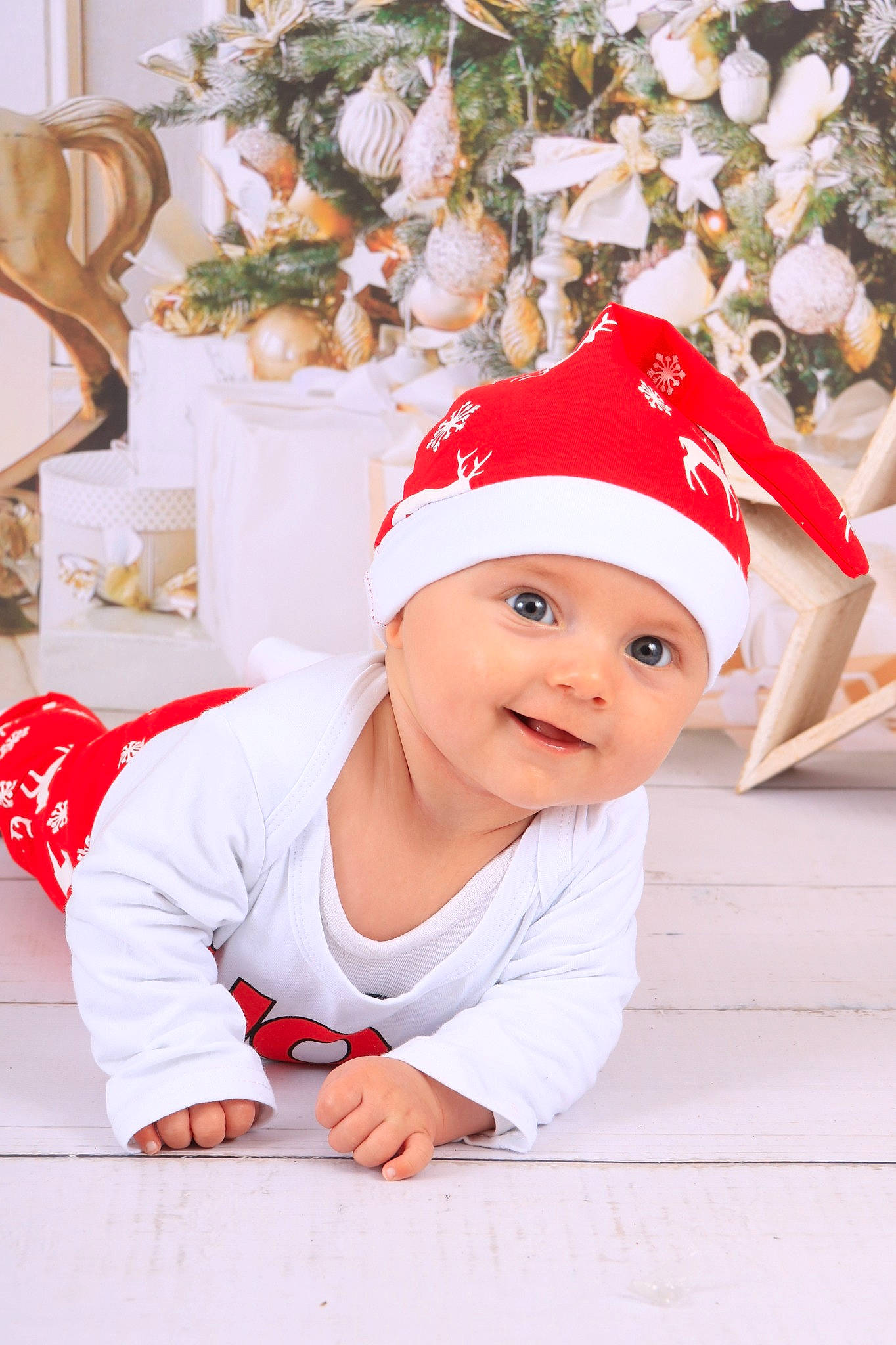 Eloan a rejoint le concours — aidez-le/la à gagner de superbes lots ! baby, baby_toddler_clothing, baseball_cap, cap, child, christmas, christmas_eve, costume_hat, event, happy, hat, headgear, headwear, holiday, joy, person, pink, plant, santa_claus, sleeve