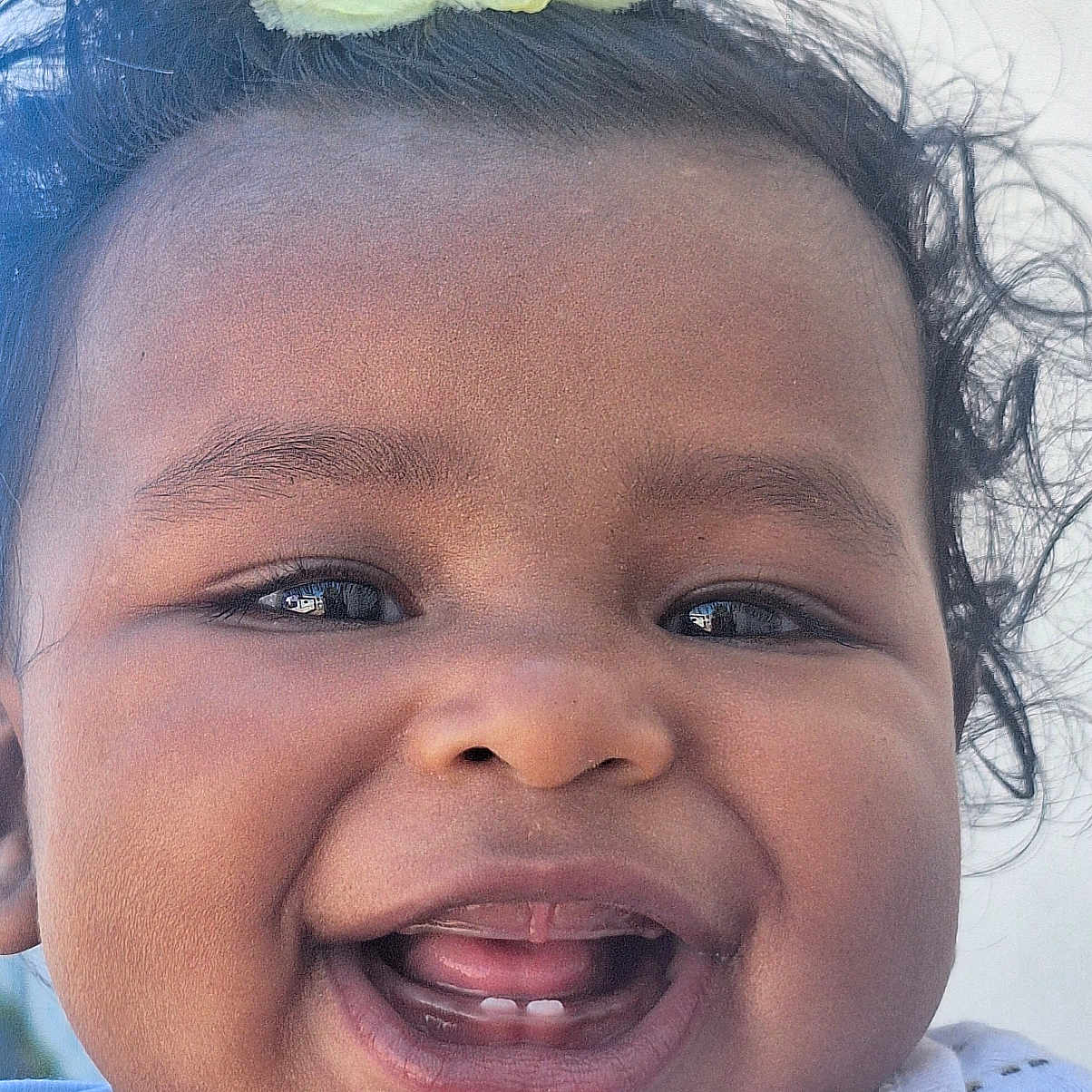 Stella Aïcha a rejoint le concours — aidez-le/la à gagner de superbes lots ! baby, child, close_up, clothing, curly_hair, cute, expression, face, flower, happy, headband, infant, joyful, outdoor, person, portrait, skin, smiling, teeth, young