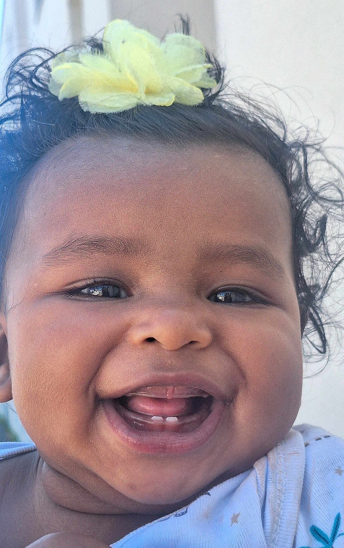 Stella Aïcha a rejoint le concours — aidez-le/la à gagner de superbes lots ! baby, child, close_up, clothing, curly_hair, cute, expression, face, flower, happy, headband, infant, joyful, outdoor, person, portrait, skin, smiling, teeth, young