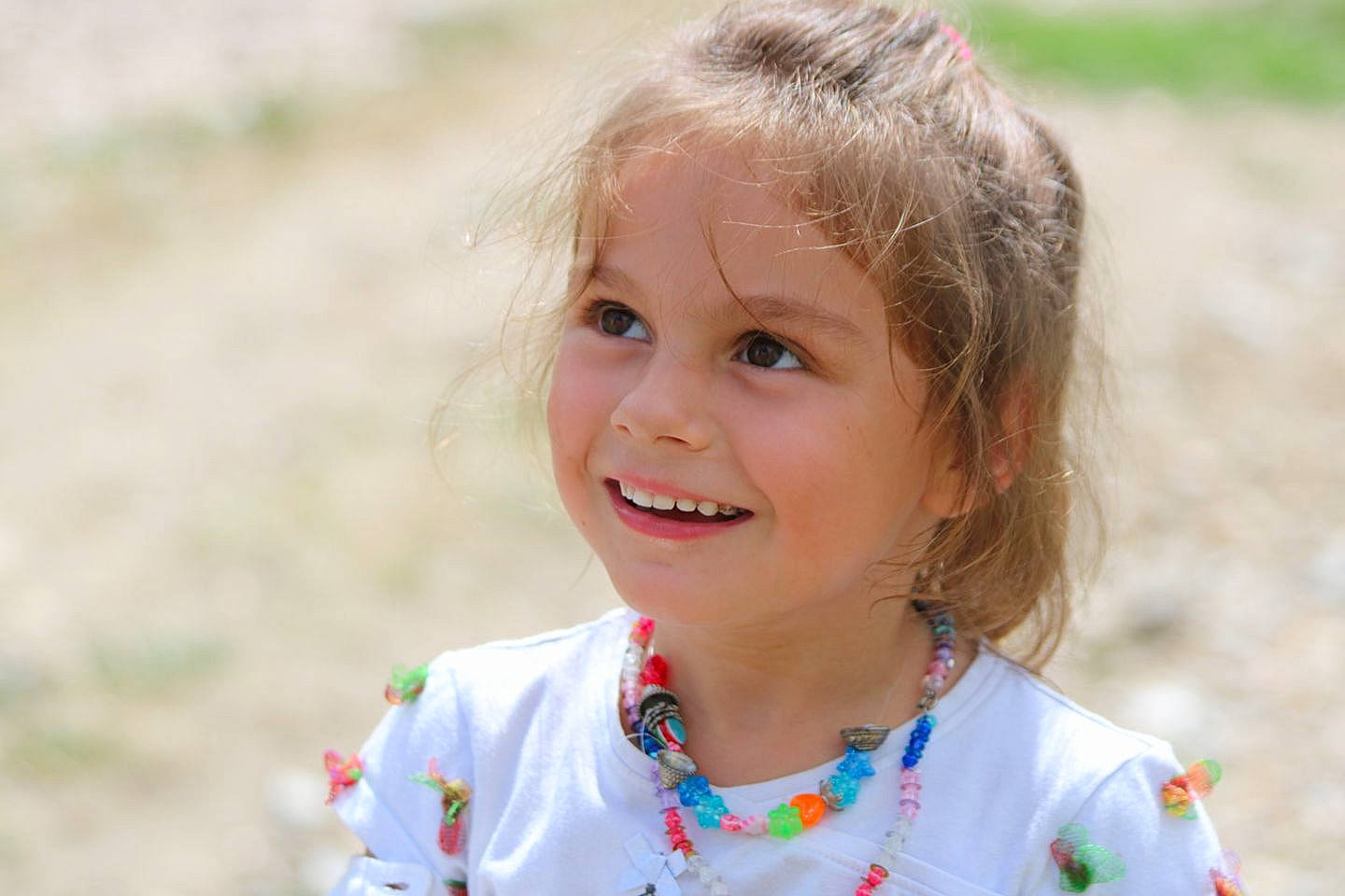 Louna a rejoint le concours — aidez-le/la à gagner de superbes lots ! blond, child, emotion, eye, facial_expression, fun, girl, grass, hair, hairstyle, happiness, human_hair_color, iris, joy, people, person, portrait_photography, skin, smile, spring