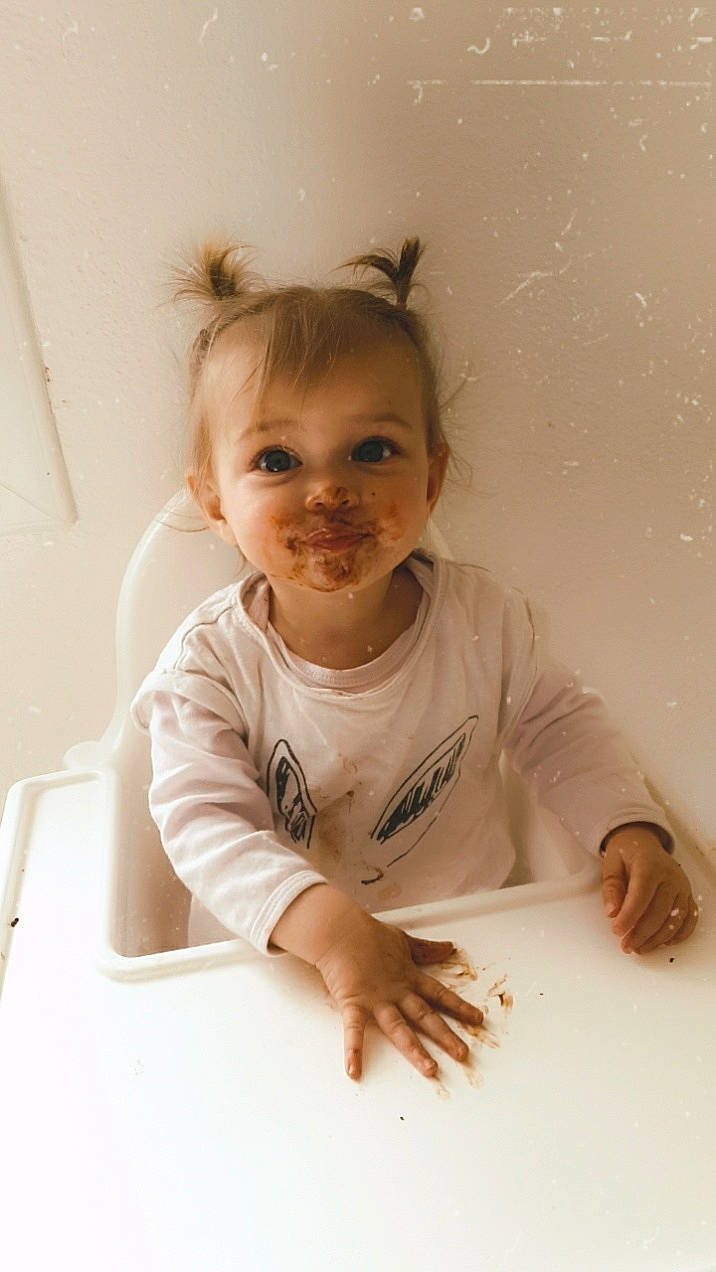 Victoria participe au concours pour gagner de l'argent avec cette photo : arm, baby, baby_toddler_clothing, cheek, child, comfort, eye, eyebrow, face, facial_expression, flooring, fun, gesture, happy, iris, person, skin, sleeve, smile, t_shirt