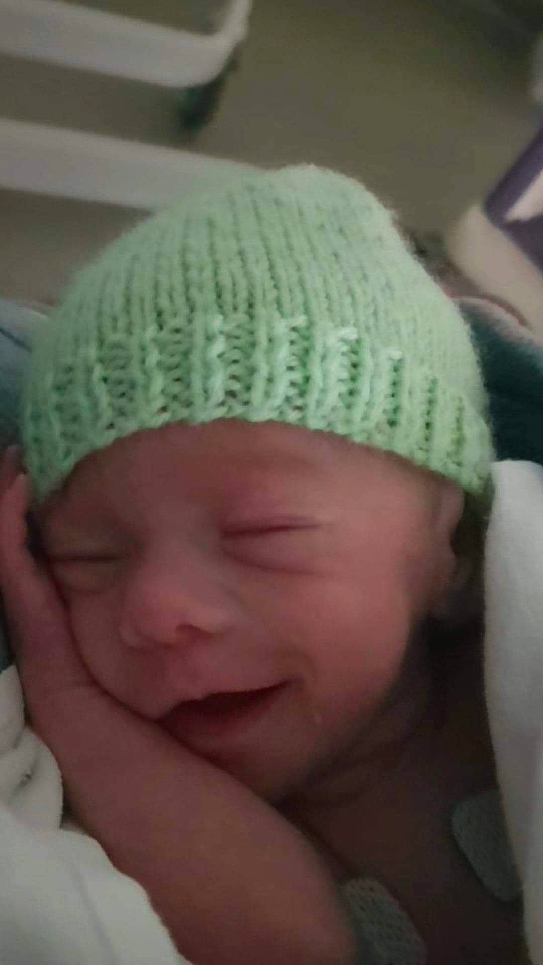 Lyna participe au concours pour gagner de l'argent avec cette photo : baby, baby_toddler_clothing, cap, cheek, child, comfort, fashion_accessory, finger, headgear, knit_cap, magenta, photograph, pink, skin, smile, textile, thumb, toddler, wool, woolen