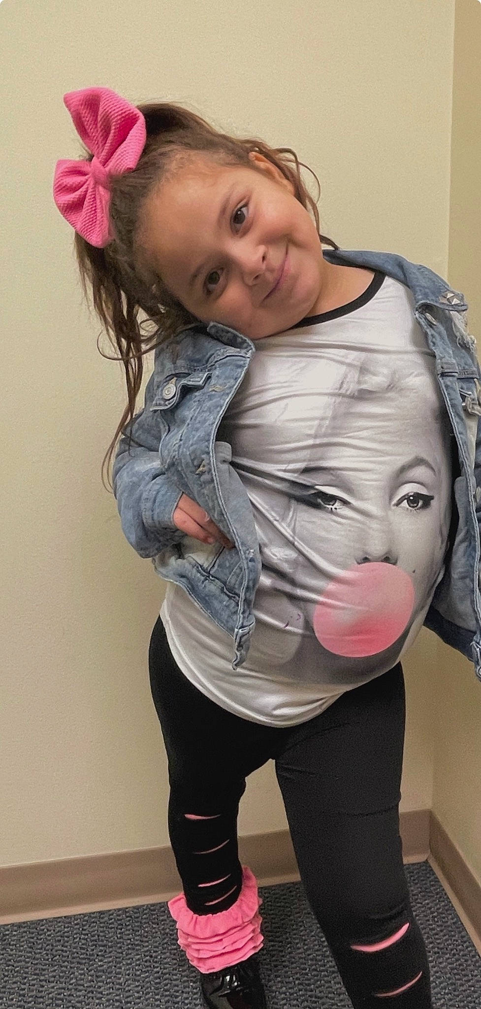 Kyiah is registered to the contest to win money with this photo: cheek, clothing, eye, face, facial_expression, hair, hairstyle, head, human, human_body, joint, joy, lip, mouth, neck, person, shoulder, skin, sleeve, standing